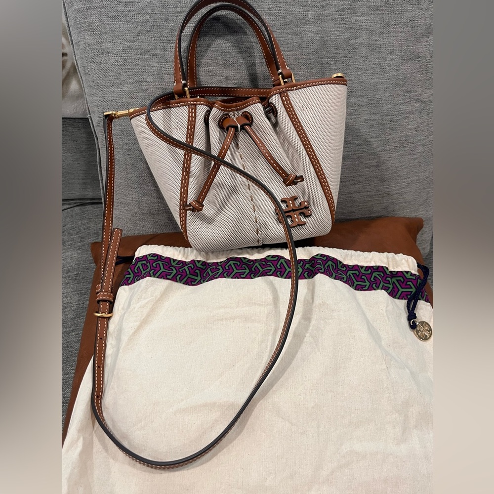 Tory Burch McGraw mini. Comes w/dust bag. Excellent condition as only used twice